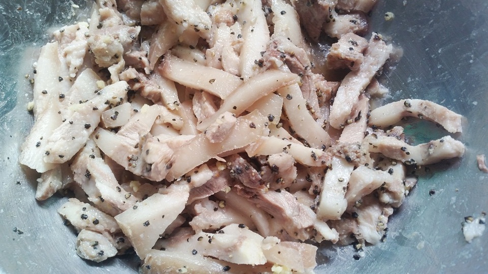 Bánh tét cổ truyền 400 năm làng Chuồn “hút” hàng dịp Tết - 3 Thịt heo đã qua sơ chế luộc chín rồi thêm gia vị trước khi cho vào nhân bánh