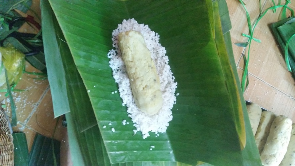 Bánh tét cổ truyền 400 năm làng Chuồn “hút” hàng dịp Tết - 5 Khi gói thao tác khéo, để nhụy nằm đúng giữa trung tâm của chiếc bánh