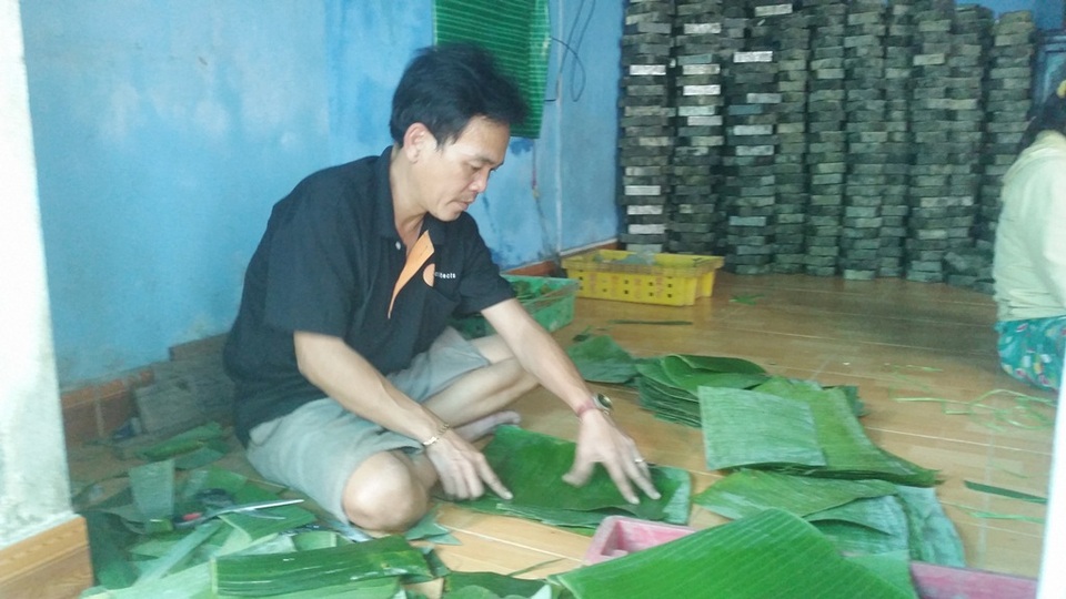 Bánh tét cổ truyền 400 năm làng Chuồn “hút” hàng dịp Tết - 6 Làm lá cũng là một công đoạn rất quan trọng lá chuối được lau sạch sau đó được sắp xếp cẩn thận