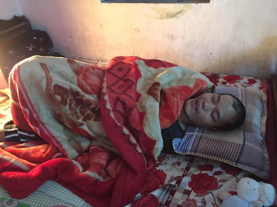 Bố của bé Quỳnh Anh đã được đưa lên bệnh viện nhưng không phẫu thuật được vì khối u đã quá to.