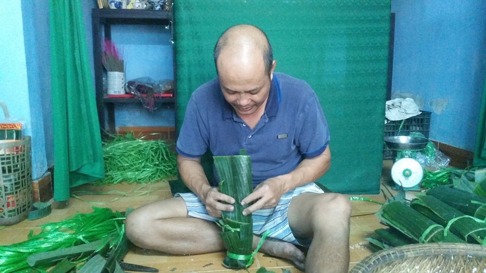 Bánh tét cổ truyền 400 năm làng Chuồn “hút” hàng dịp Tết - 7 Những nghệ nhân ở đây tay thoăn thoắt, nhanh nhẹn gói những chiếc bánh tét, chưng
