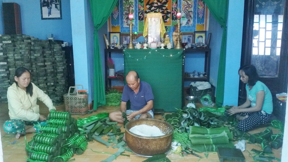 Bánh tét cổ truyền 400 năm làng Chuồn “hút” hàng dịp Tết - 1
Không khí làm việc khẩn trương sôi nổi trong nhiều nhà đang làm nghề gói bánh phục vụ dịp Tết cổ truyền ở làng Chuồn