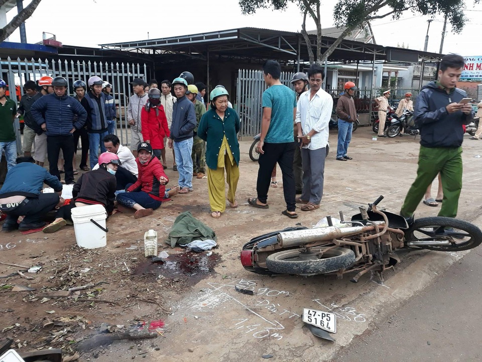 Đâm vào xe công nông bên lề đường, hai thanh niên tử vong tại chỗ - 2 Người thân đau đớn bên thi thể hai thanh niên