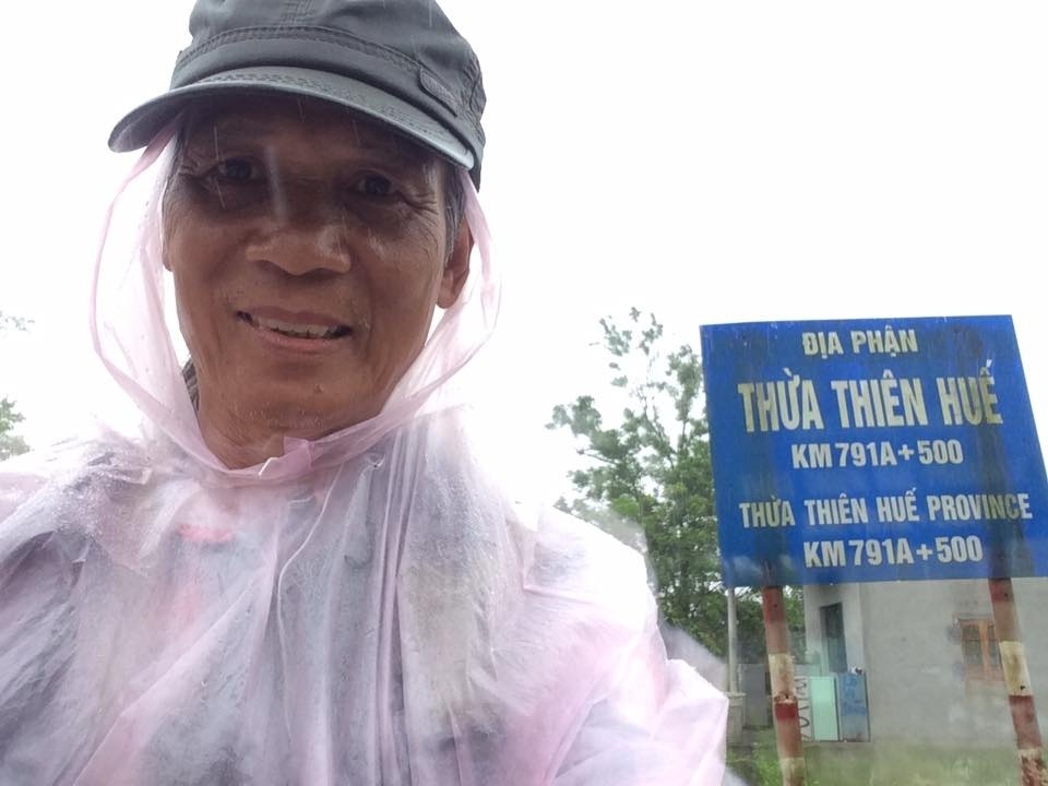 Phát “sốt” với hành trình 76 ngày đi bộ xuyên Việt của ông cụ 65 tuổi - 4 Phượt thủ 65 tuổi chụp ảnh tại địa phận Thừa Thiên Huế