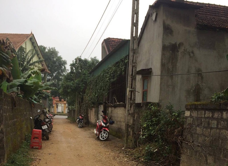 Cháu bị điện giật chết trong phòng tắm, bà đau đớn tử vong theo - 1 Căn nhà cháu M - mọi người đến chia buồn cùng gia đình.