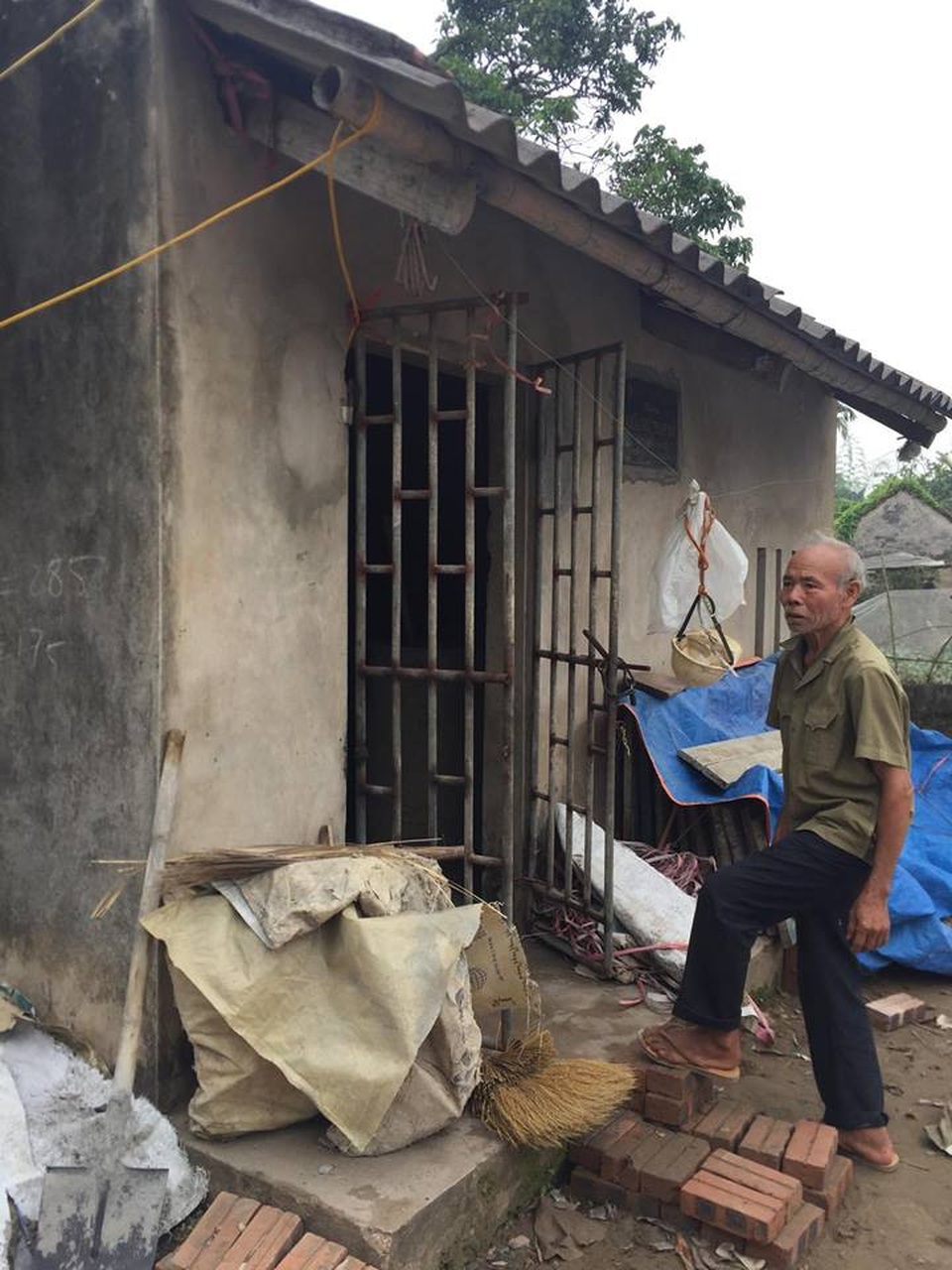 Không có bố, mẹ chết đột ngột, bé 2 tuổi sống trong đói khát - 5 Trong vòng chưa đầy 100 ngày, 2 con của ông bà đều qua đời khiến ông cứ tha thẩn ra chỗ mà con trai đã bị nhốt 10 năm nay.