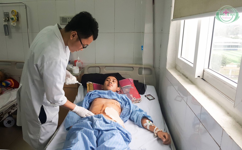 Đi hái rau rừng, bệnh nhân dính 9 viên đạn vào bụng, ngực - 1 Bệnh nhân Lầu Bá Sày, 20 tuổi, ở tỉnh Bôlykhamxay, Lào vô tình bị trúng đạn vào phần ngực, bụng do súng bắn được đưa đến BVHNĐK Nghệ An.