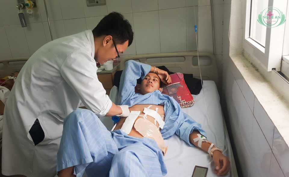 Đi hái rau rừng, bệnh nhân dính 9 viên đạn vào bụng, ngực - 3 Ca phẫu thuật kéo dài 4 tiếng đồng hồ được thực hiện bởi 2 chuyên khoa Lồng ngực và Ngoại Tiêu hóa. Vết thương tim được êkip Ngoại lồng ngực xử lý đầu tiên. Dự kiến trong tuần này bệnh nhân Sày sẽ xuất viện.