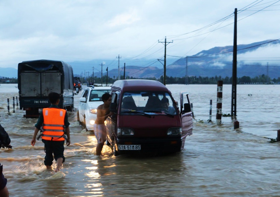 Mưa lớn ở thượng nguồn, Nha Trang ngập nặng nhiều nơi - 2 Theo UBND xã Vĩnh Phương (TP Nha Trang) hiện xã này có 4 thôn với khoảng 1.000 hộ bị cô lập do nước lũ lên nhanh