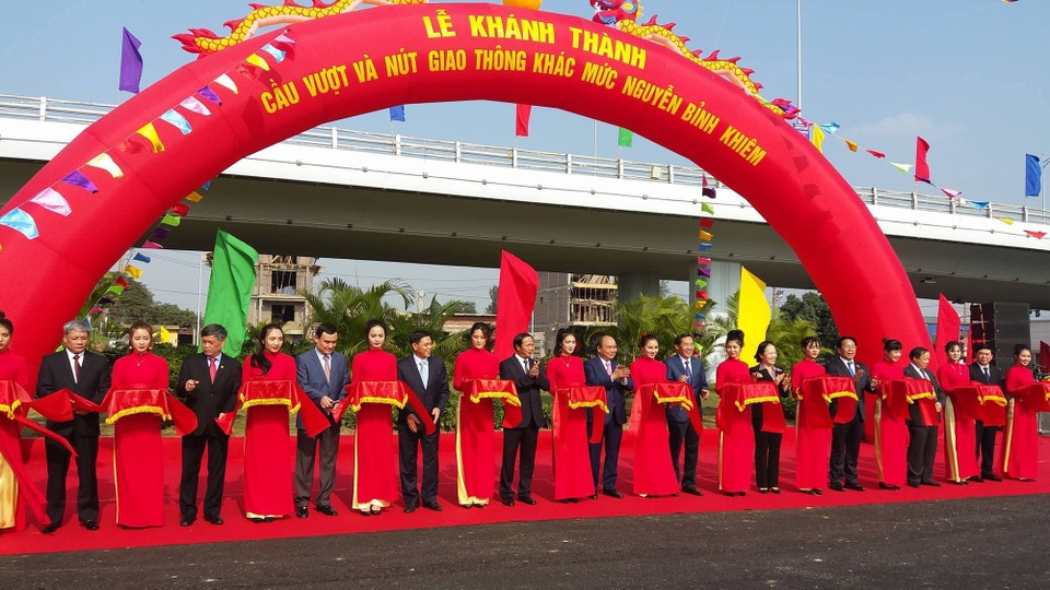 Thủ tướng dự lễ khánh thành công trình cầu vượt và nút giao thông khác mức gần 1.000 tỉ đồng - 1
Thủ tướng Chính phủ Nguyễn Xuân Phúc, đại diện các Bộ, Ngành Trung ương cùng lãnh đạo TP.Hải Phòng cùng dự và cắt băng khánh thành.