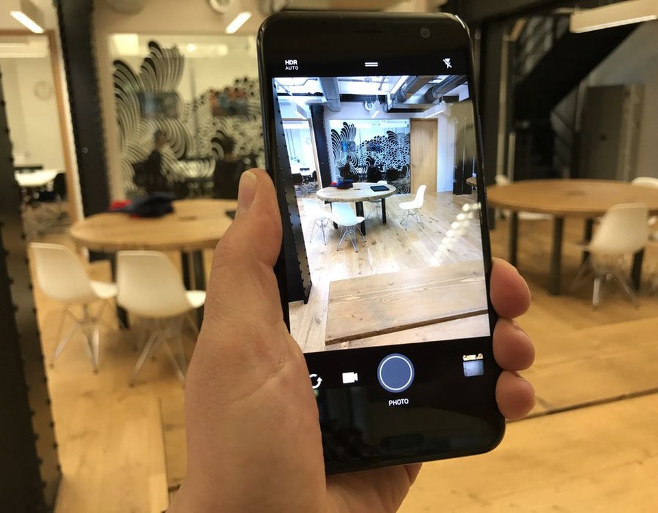 HTC ra mắt smartphone "bóp" đầu tiên trên thế giới - 2