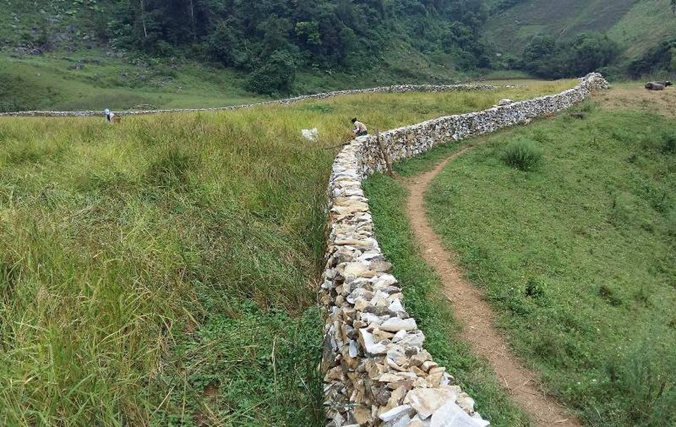 Những hàng rào đá được nhiều hộ gia đình người Mông nơi đây trân trọng, bảo vệ, giữ gìn như một nét riêng. Lên với Sài Khao, người dân cũng như du khách sẽ được hòa mình giữa khung cảnh của những ngôi nhà người Mông và những hàng rào đá ẩn mình bên những cây mận, cây đào cổ thụ. Và khung cảnh càng nên thơ khi giữa đại ngàn là hình ảnh “con sông đá” uốn lượn, lấp ló trong sương mờ...