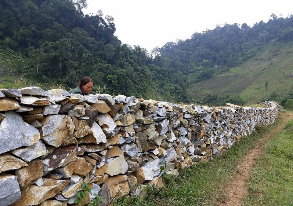 Đến với thung lũng Sài Khao, người dân và du khách không khỏi tò mò về những hàng rào đá được xây dựng chắc chắn từ hàng trăm, hàng ngàn viên đá lớn, nhỏ khác nhau.