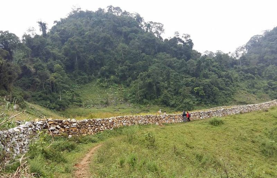 Phần lớn, những hàng rào đá nơi thung lũng Sài Khao có độ rộng phần chân khoảng gần 1 mét, cao gần 2 mét và nhỏ dần về phía trên. “Tác giả” đã khéo léo lựa chọn những viên đá có góc cạnh tự nhiên, phù hợp để chúng có thể tự bám vào nhau, tạo độ vững chãi cho hàng rào.