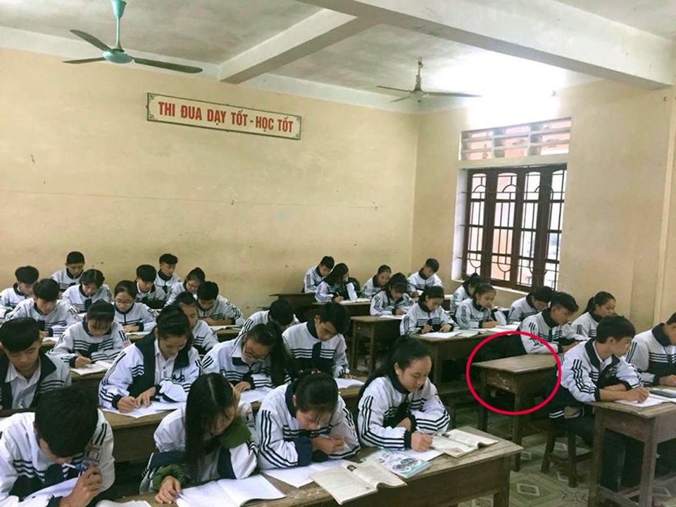 Xót thương chàng trai học sinh giỏi cấp tỉnh gặp bệnh hiểm nghèo - 3 Từ ngày bị đau, vị trí của Tú ở lớp 11A1 luôn bỏ trống. Vắng thành viên học giỏi, dễ mến, lớp học cũng bị ảnh hưởng ít nhiều.
