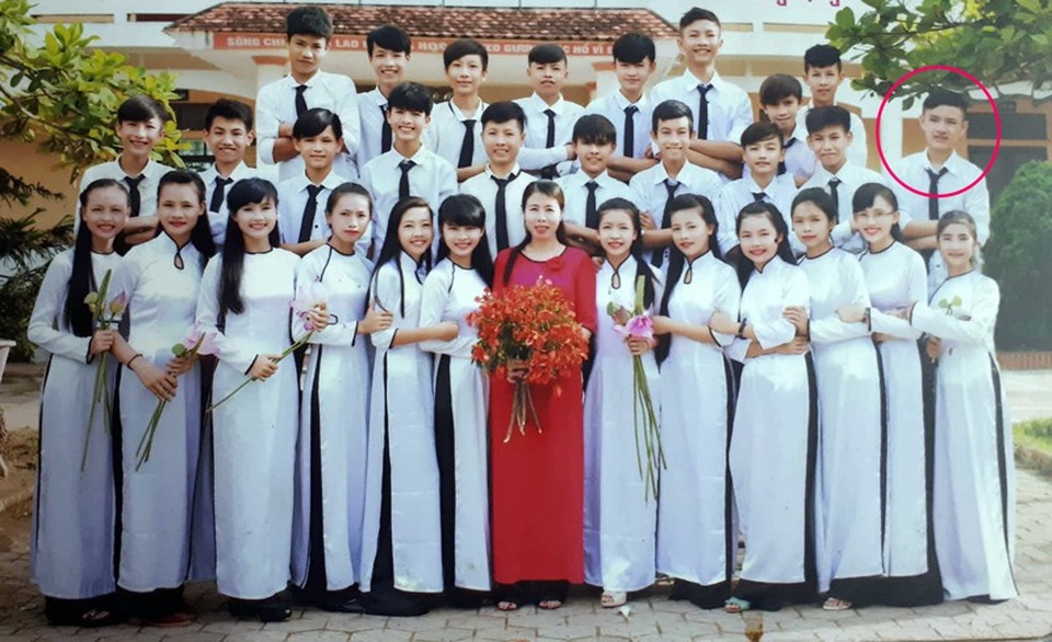 Xót thương chàng trai học sinh giỏi cấp tỉnh gặp bệnh hiểm nghèo - 1 Em Hoàng Minh Tú (khoanh tròn) chụp ảnh chung cùng với các bạn học cùng lớp của mình. Em là một học sinh nghèo vượt khó, đã đạt danh hiệu học sinh giỏi cấp tỉnh.