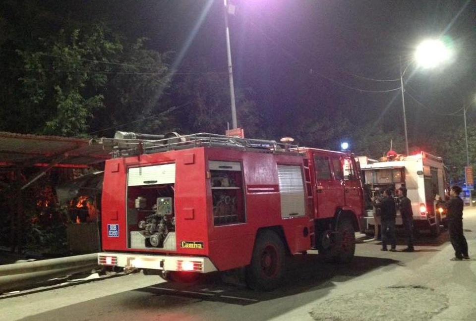 Nhà trọ 4 tầng bốc cháy, bố mẹ ôm con tháo chạy lên sân thượng - 2 Lực lượng cứu hoả nhanh chóng có mặt tại hiện trường để khống chế đám cháy.