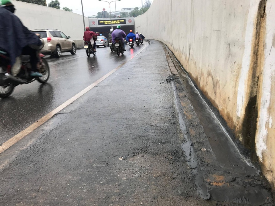 Đào rãnh, xây gờ chống trơn trượt trong hầm chui Kim Liên - 8
Một bờ gạch nhỏ được xây sát bờ tường đường hầm, chặn nước từ trên tường chảy xuống.