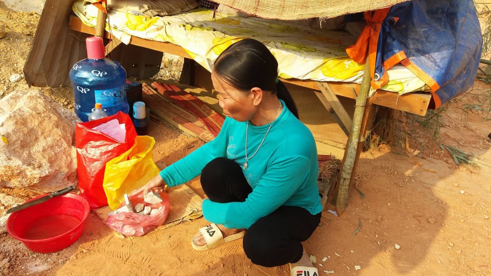 Bfa Nương cho biết số đá trên do đơn vị thi công cho nổ mìn rơi vào nhà bà