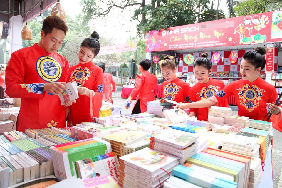 Các hoạt động ở phố sách thu hút rất đông các bạn trẻ đến tham gia. Ảnh: Viết Thành.