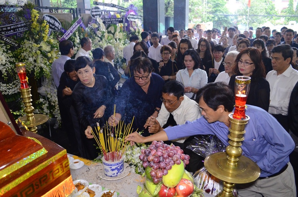 Dù là những ngày cuối năm khá bận rộn nhưng rất nhiều người đã dành thời gian đến tiễn đưa PSG-nhạc sĩ Ca Lê Thuần về nơi an nghỉ.