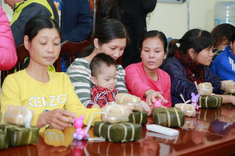 Á hậu Huyền My bật khóc khi đi từ thiện ngày giáp Tết - 10 Á hậu chia sẻ năm nay gia đình cô sẽ đi du lịch Mỹ vào dịp Tết Nguyên Đán để nghỉ ngơi và đón năm mới sau một năm làm việc bận rộn và có không ít biến động. Nhân dịp năm mới Á hậu Huyền My cũng không quên gửi lời cảm ơn và chúc Tết tới tất cả các khán giả đã yêu thương cô trong suốt năm qua.