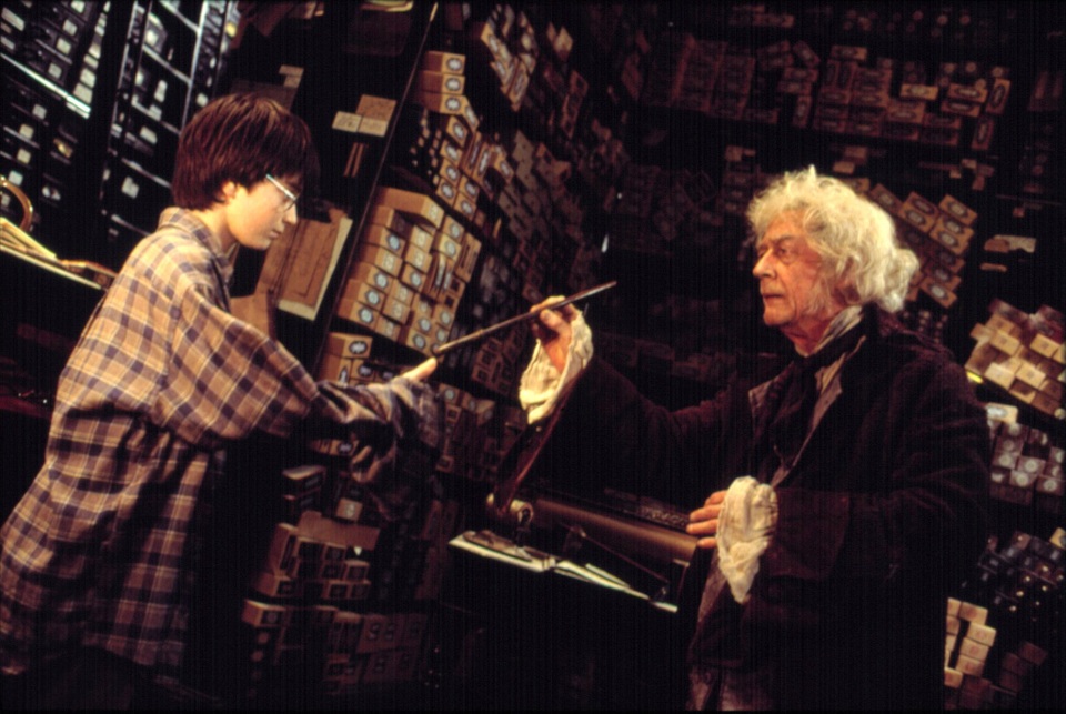 Người làm đũa thần giỏi nhất loạt phim “Harry Potter” đã qua đời - 6 Ngay trong những ngày tháng cuối cùng của cuộc đời, John Hurt vẫn tiếp tục nhận các vai diễn. Hiện tại, một số phim ông tham gia diễn xuất trong những ngày tháng cuối đời vẫn đang trong giai đoạn tiếp tục quay phim hoặc thực hiện hậu kỳ.