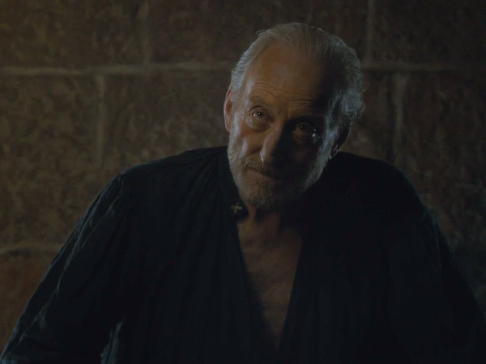 Nam diễn viên Charles Dance trong vai Tywin Lannister, một nhân vật mưu mô, xảo quyệt, bị kết liễu cuộc đời bởi chính người con trai mà ông luôn ghét bỏ - “quỷ lùn” Tyrion Lannister.