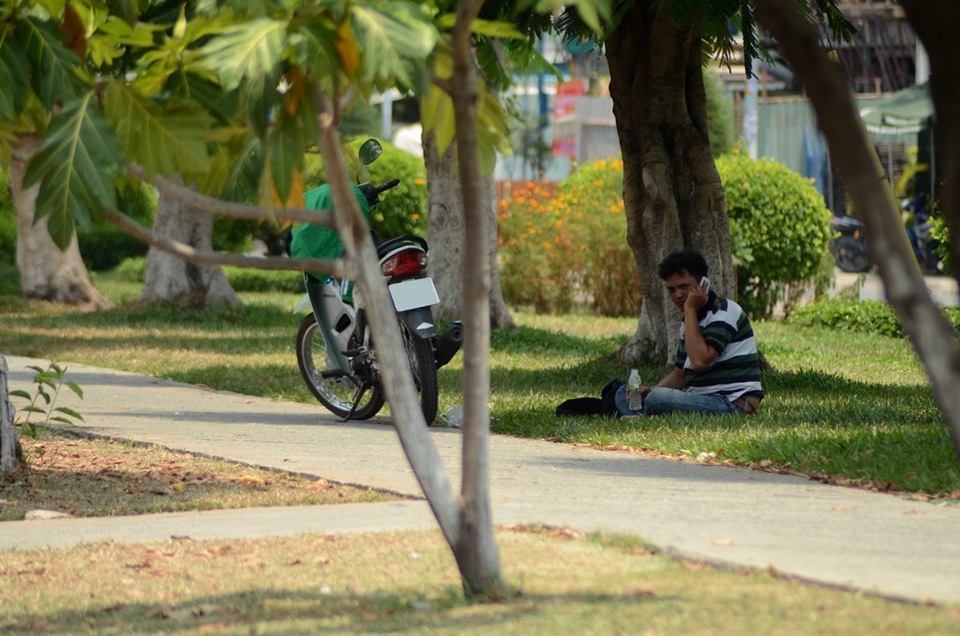 Sài Gòn nắng nóng đến nỗi… không nhận ra nhau - 19 Trốn nắng trong một công viên nhỏ của khu công nghiệp Tân Bình.