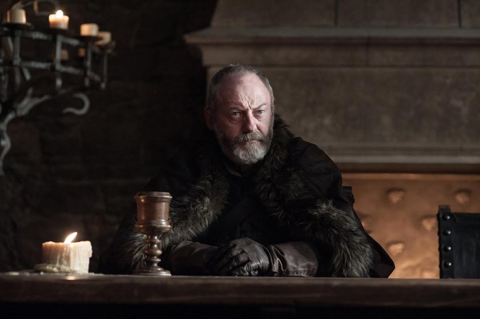 Tướng Davos Seaworth giờ đây đã quyết định đi theo nhà Stark. Davos được xem là người trợ thủ đắc lực cho vị vua mới của phương Bắc - Jon Snow.