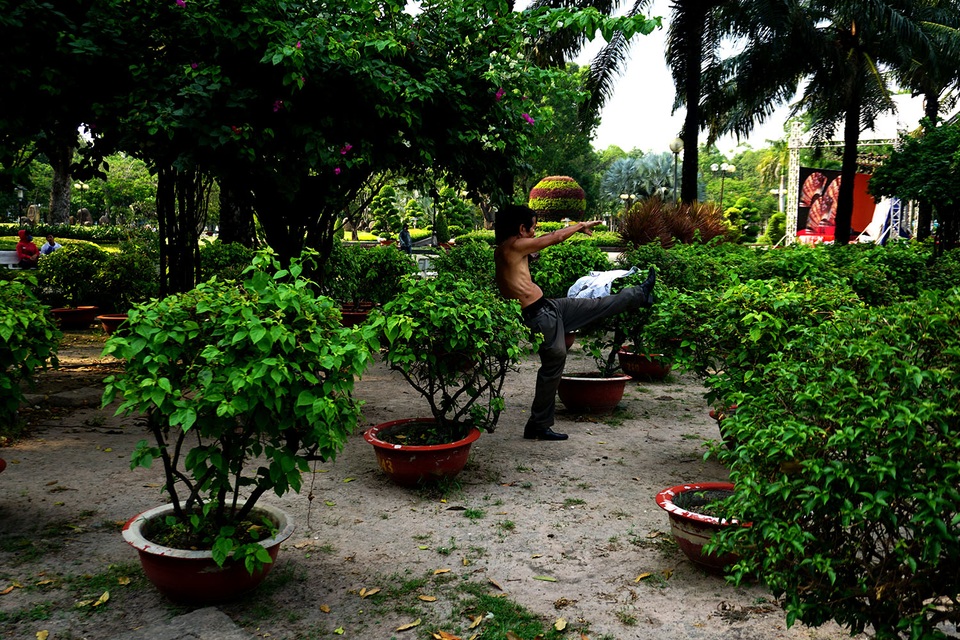 Người Sài Gòn tìm đủ cách “trốn” nóng - 7 Công viên là địa điểm lý tưởng trốn nắng nóng của người dân vì có nhiều cây xanh.