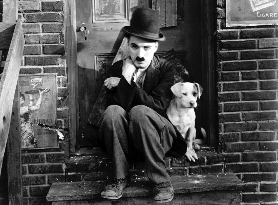 Sự “ngoan cố” đã giúp “vua hề” Charlie Chaplin thành công - 3 Ở buổi đầu lập nghiệp, đi tìm cơ hội diễn xuất ở Hollywood, Charlie Chaplin đã bị các “ông lớn” ở đây yêu cầu thay đổi hoàn toàn phong cách. Dù chỉ là một diễn viên trẻ không tên tuổi, nhưng ngay từ thuở ấy, Chaplin đã rất vững vàng và chắc chắn với những gì mình sẽ theo đuổi.