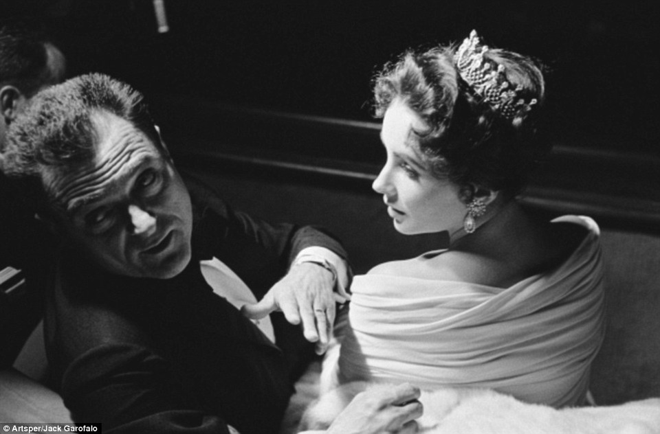 Minh tinh mắt tím Elizabeth Taylor ngồi bên cạnh nhà sản xuất phim Mike Todd - người chồng thứ 3 trong… 7 đời chồng của bà. Đây là thời điểm một năm trước khi ông qua đời trong một tai nạn máy bay.