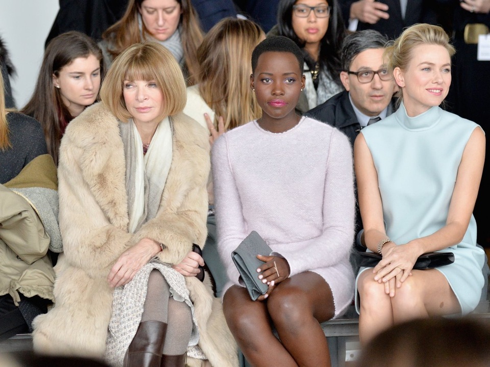 Khi xuất hiện tại các show trình diễn thời trang, bà luôn được sắp xếp ngồi ở hàng ghế đầu, bên cạnh những ngôi sao nổi tiếng. Như trong hình, bà đang ngồi cạnh hai nữ diễn viên điện ảnh Lupita Nyongo và Naomi Watts.