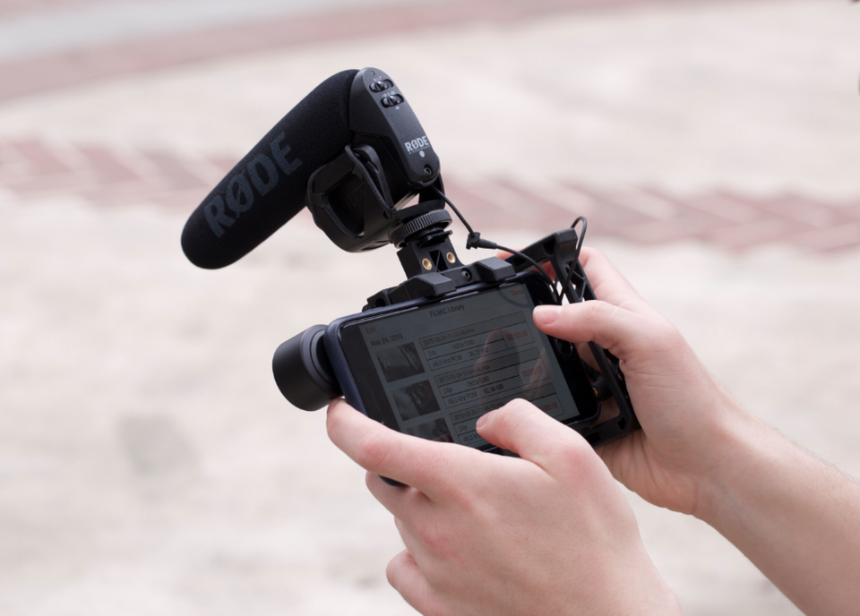 Phụ kiện độc đáo biến smartphone thành chiếc TV cổ - 2