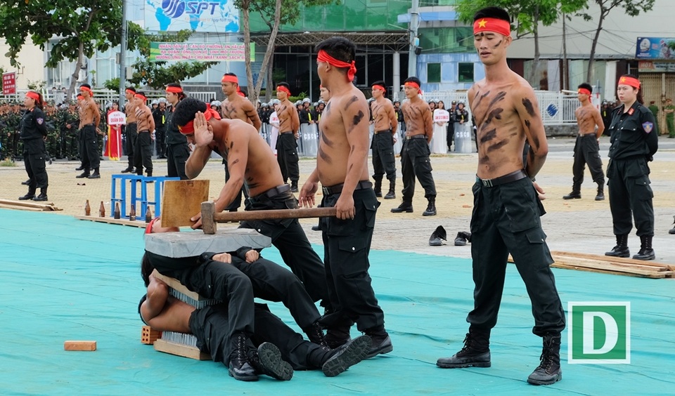 Cảnh sát đặc nhiệm diễn tập khí công, võ thuật chuẩn bị APEC - 9 Nằm trên bàn chông và phía trên có một tảng đá để dùng lực mạnh đập lên mà thân thể chiến sĩ vẫn chịu lực được