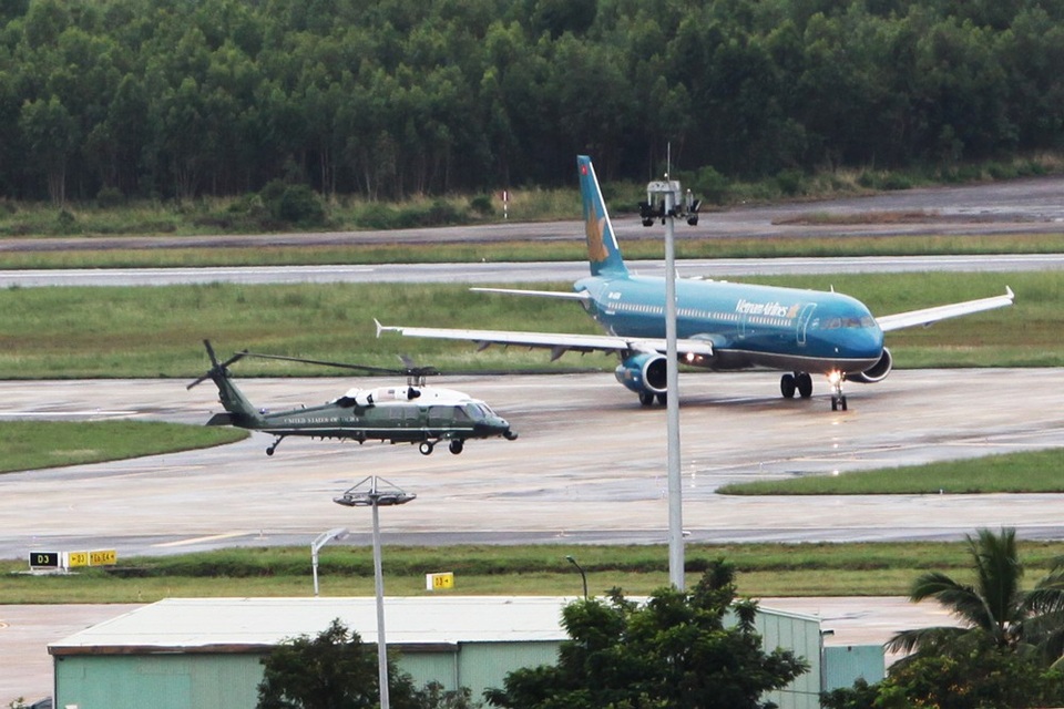 
Marine One bên cạnh một chiếc máy bay thương mại của Việt Nam trên đường băng sân bay Đà Nẵng.

