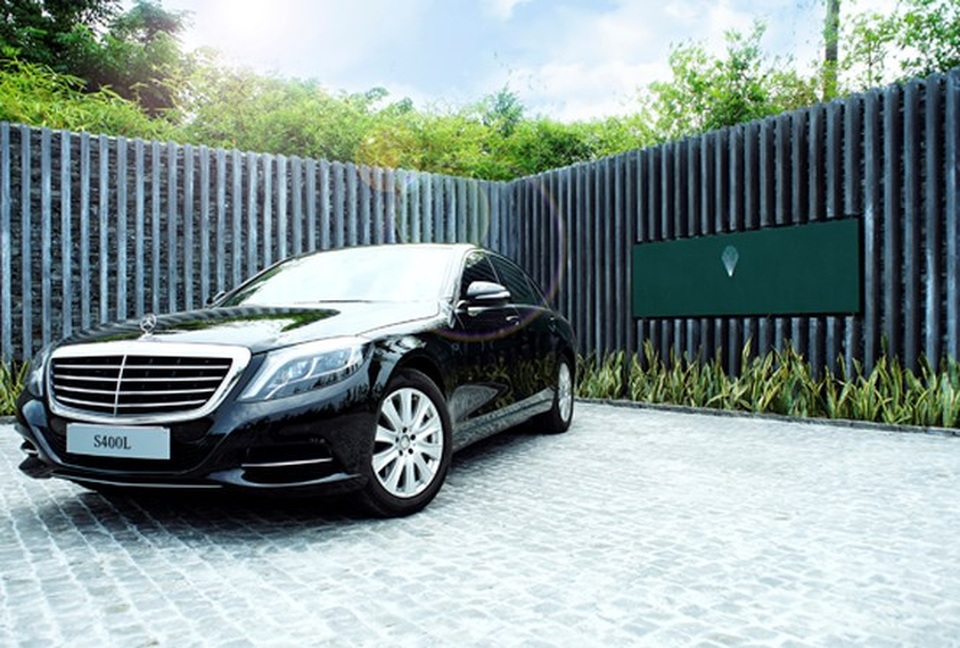 Mercedes-Benz bàn giao 25 xe S-Class cho Bộ Ngoại giao Việt Nam - 2
25 chiếc Mercedes-Benz S400 L mà MBV cung cấp sẽ có ngoại thất màu đen, kết hợp với nội thất da màu be và ốp gỗ cùng màu