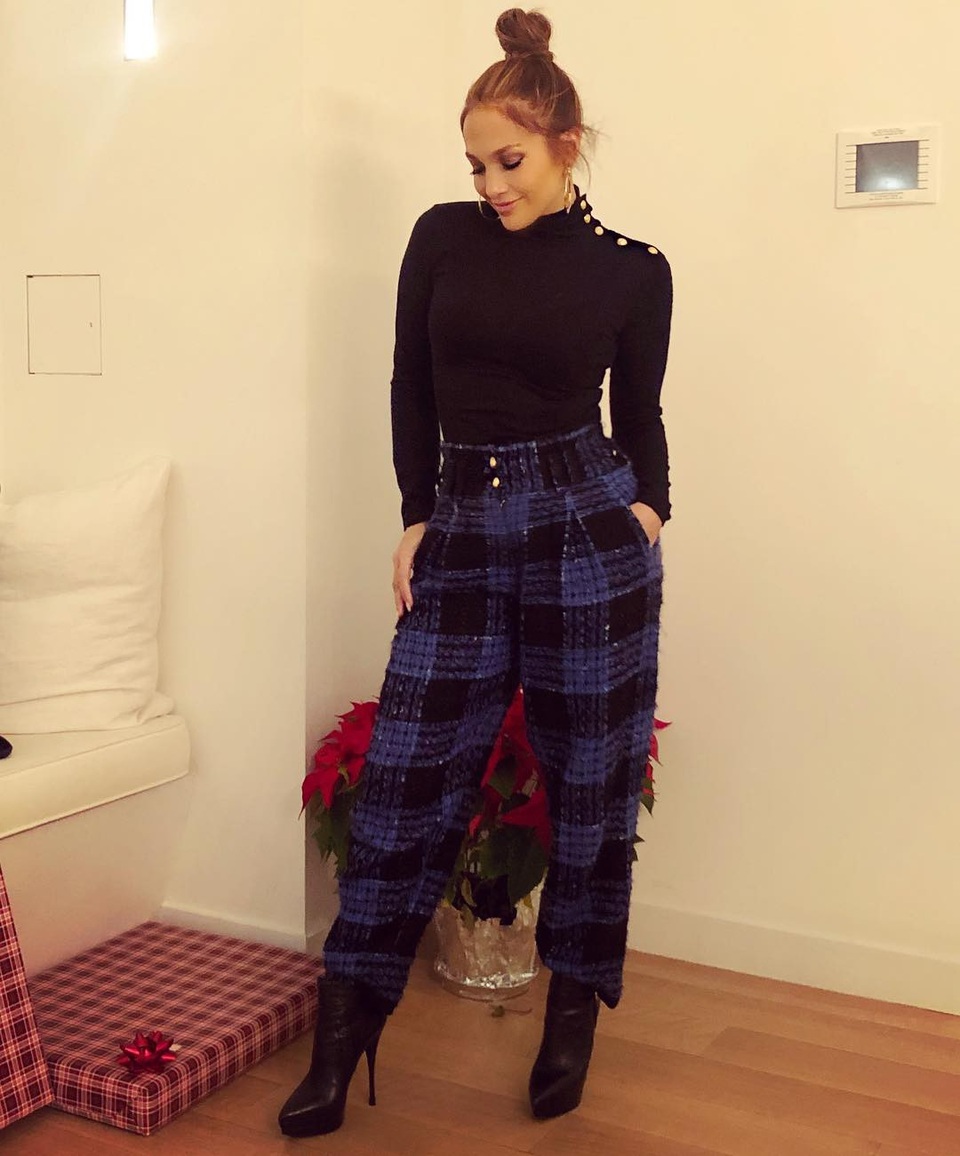 Jennifer Lopez diện quần ống rộng lạ mắt - 6
Nhiều nguồn tin thân cận với J.Lo khẳng định cô và bạn trai đang có mối quan hệ nghiêm túc và muốn tiến tới hôn nhân