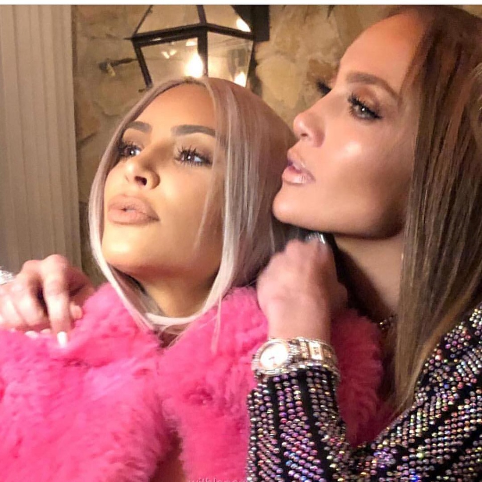 Jennifer Lopez diện quần ống rộng lạ mắt - 7
Giáng sinh năm nay, Jennifer Lopez đã dự tiệc ở nhiều nơi và gặp gỡ cả Kim siêu vòng ba