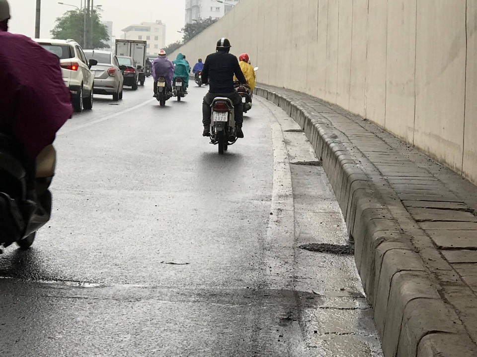 Đào rãnh, xây gờ chống trơn trượt trong hầm chui Kim Liên - 5
Tất cả các miệng cống đều được gắn mố xi măng hứng nước.