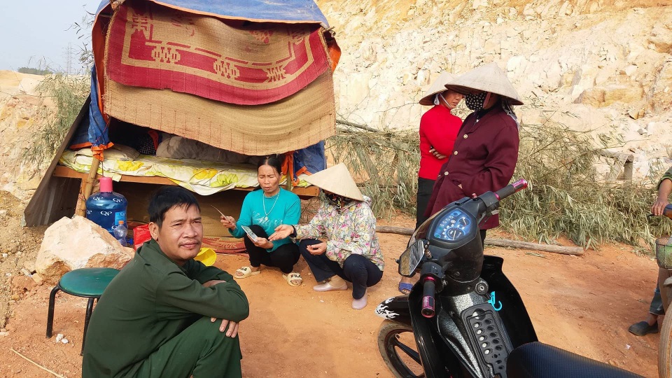 Kiến nghị nhiều không đi tới đâu, người dân lập chốt chặn thi công đã nửa tháng nay