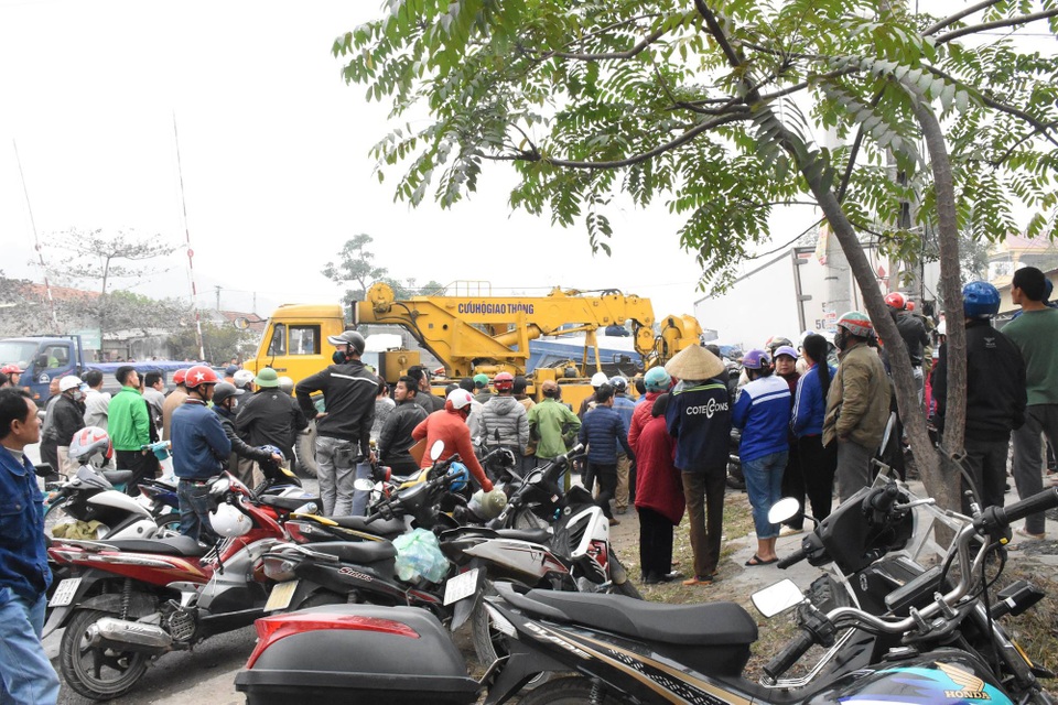 Dùng máy cắt đặc biệt giải cứu tài xế mắc kẹt trong cabin xe tải - 4 Hàng trăm người dân hiếu kỳ kéo đến xem vụ tai nạn.