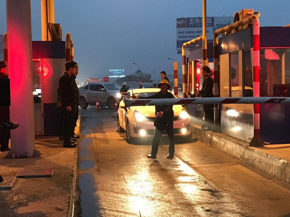 
Nhiều lực lượng hỗ trợ trạm thu phí
