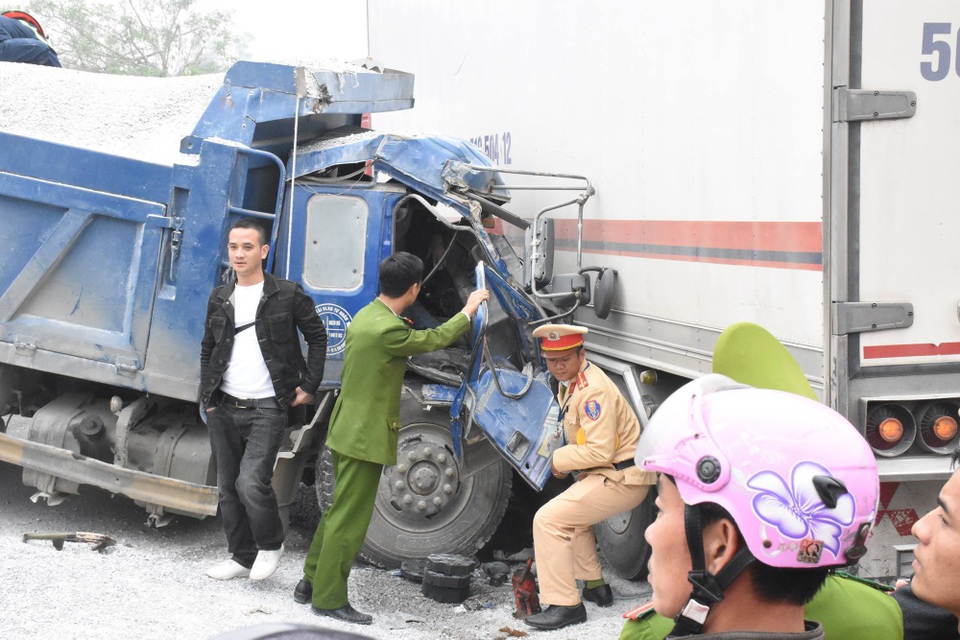 Dùng máy cắt đặc biệt giải cứu tài xế mắc kẹt trong cabin xe tải - 2 Buộc lực lượng công an giải cứu.