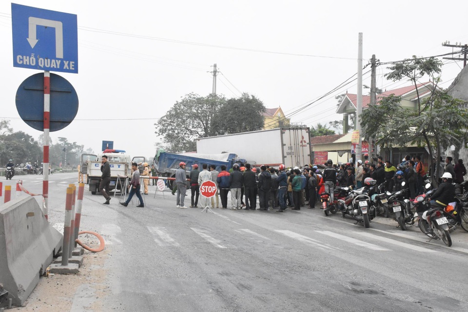 Dùng máy cắt đặc biệt giải cứu tài xế mắc kẹt trong cabin xe tải - 3 3 xe đâm nhau liên hoàn trên quốc lộ 1A khiến giao thông ách tắc cục bộ.