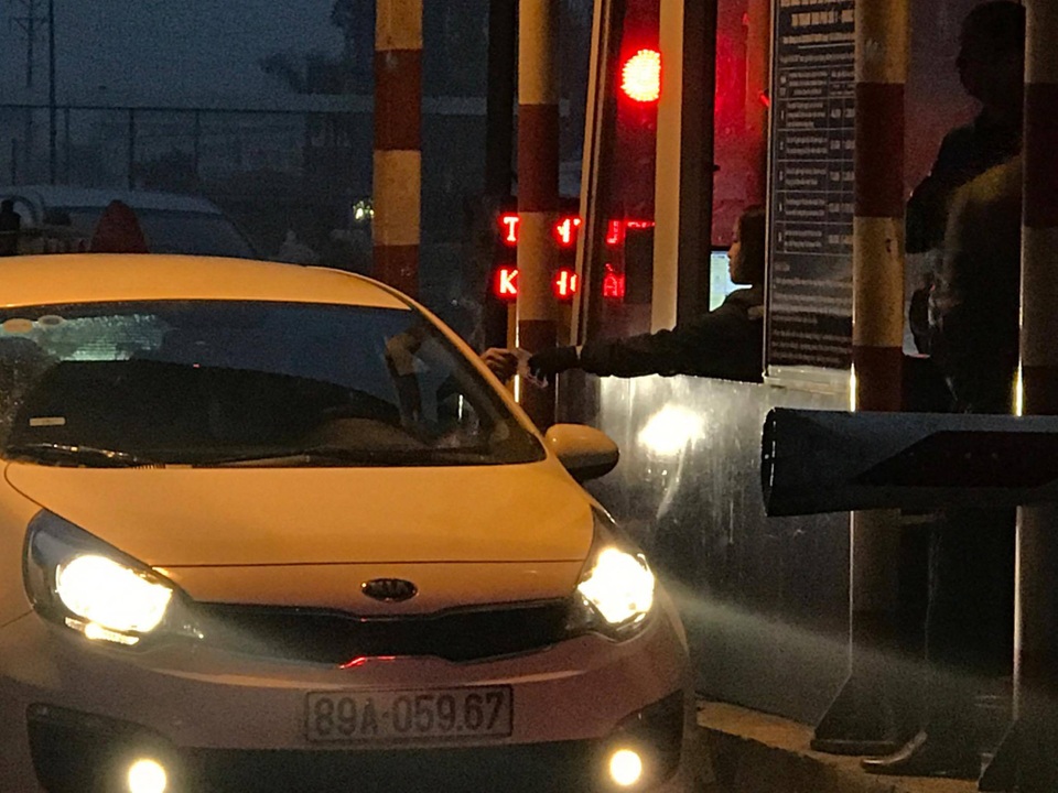 
Tình trạng trả tiền lẻ vẫn tái diễn ở trạm thu phí quốc lộ 5
