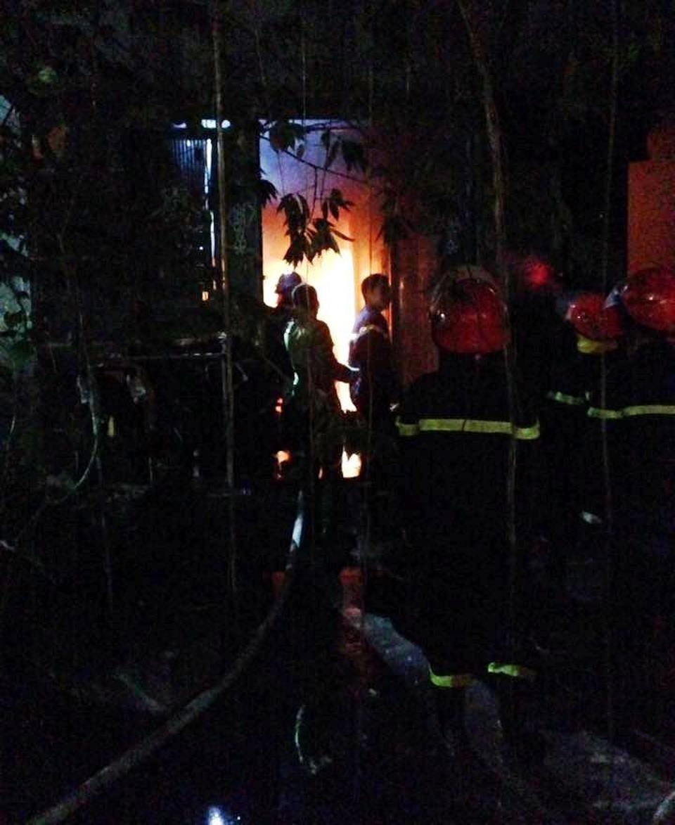 Nhà trọ 4 tầng bốc cháy, bố mẹ ôm con tháo chạy lên sân thượng - 1 Lực lượng cứu hoả tích cực khống chế đám cháy.