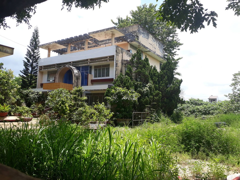 Tạm ngưng xây dựng công viên Ama Thuột trên khu “đất vàng” - 1
Khu “đất vàng” với gần 3ha nằm trung tâm thành phố Buôn Ma Thuột hiện vẫn đang để hoang