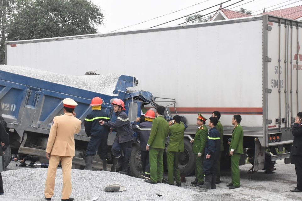 Dùng máy cắt đặc biệt giải cứu tài xế mắc kẹt trong cabin xe tải - 1 Tài xế xe tải mắc kẹt trong cabin.